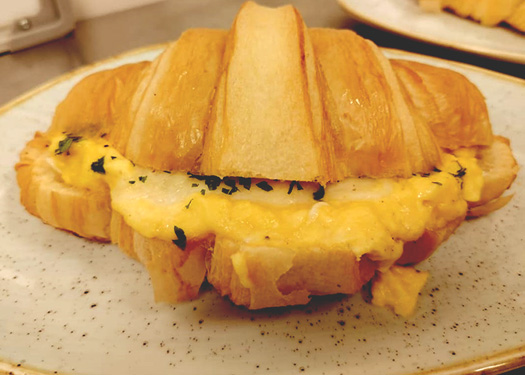 SCRAMBLED EGGS WITH CROISSANT